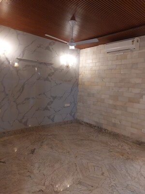 Room in 3 BHK Builder Floor at Defence Colony – for Rent