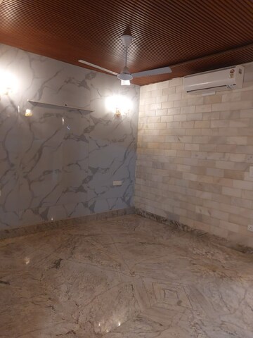 Room in 3 BHK Builder Floor at Defence Colony – for Rent