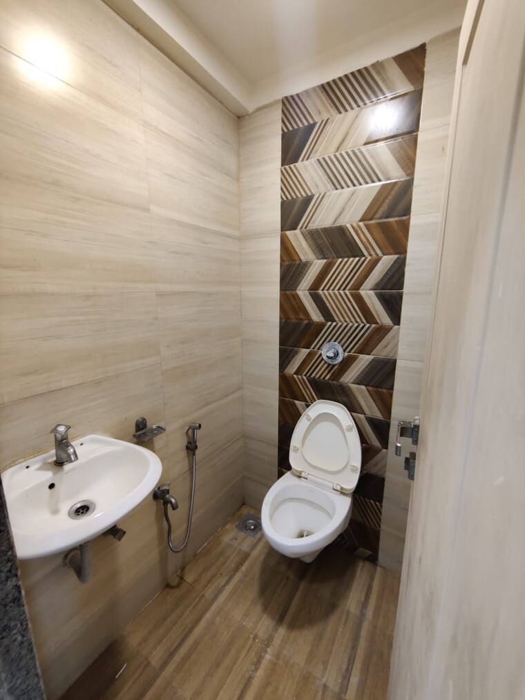 Bathroom, aqua-marine 2 Bedroom 750 Sq.Ft. Apartment In Bandra West Mumbai 9500255