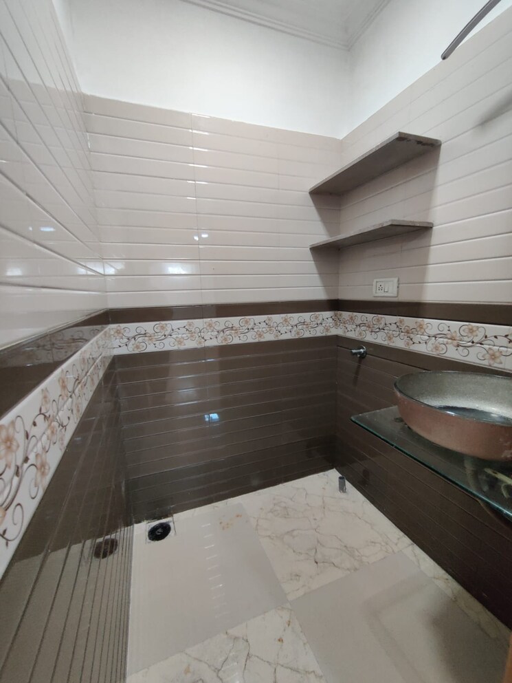 Attached Bathroom, jawaharabad-apartment 4 Bedroom 1700 Sq.Ft. Apartment In Bandra West Mumbai 9500265