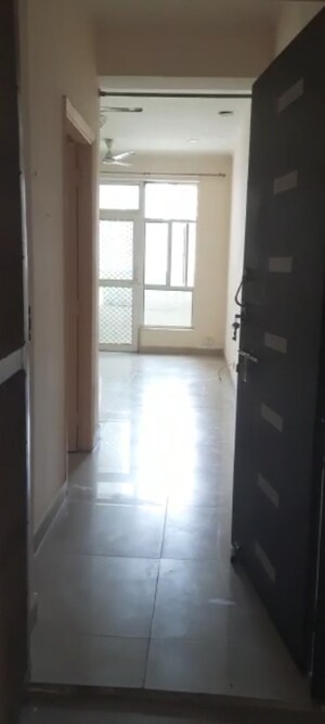Room in 3 BHK Apartment at Gaur City 1st Avenue, Sector 4 Greater Noida – for Rent
