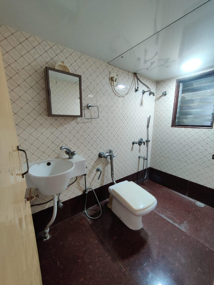 Bathroom, bandra west 3 Bedroom 1100 Sq.Ft. Apartment In Bandra West Mumbai 9500285