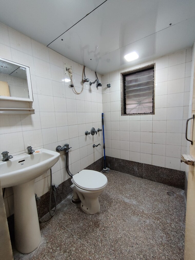 Bathroom, bandra west 3 Bedroom 1100 Sq.Ft. Apartment In Bandra West Mumbai 9500285