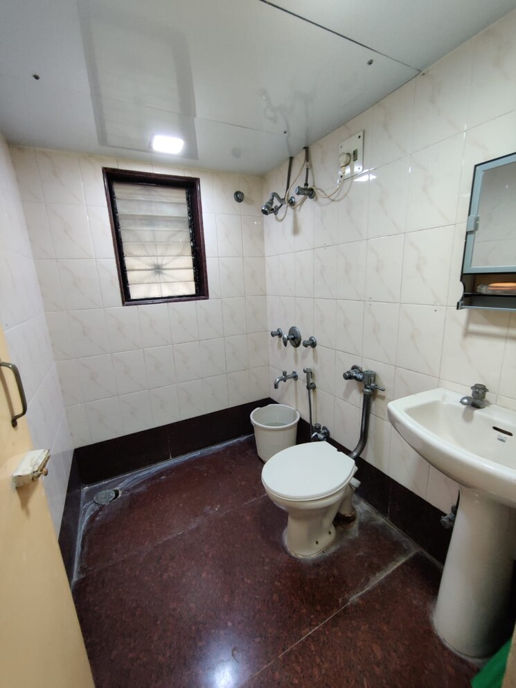Bathroom, bandra west 3 Bedroom 1100 Sq.Ft. Apartment In Bandra West Mumbai 9500285