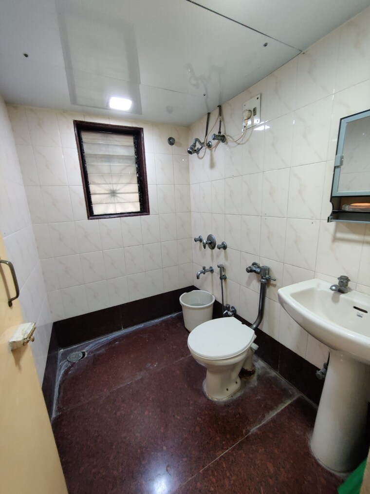 Bathroom, bandra west 3 Bedroom 1100 Sq.Ft. Apartment In Bandra West Mumbai 9500285