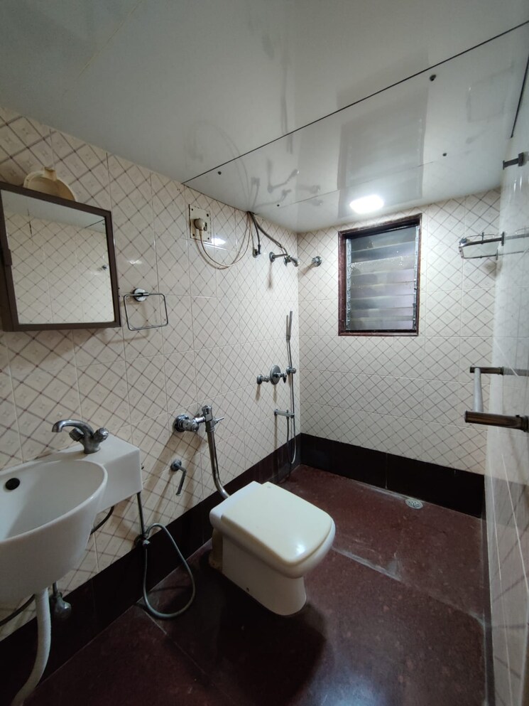 Bathroom, bandra west 3 Bedroom 1100 Sq.Ft. Apartment In Bandra West Mumbai 9500285