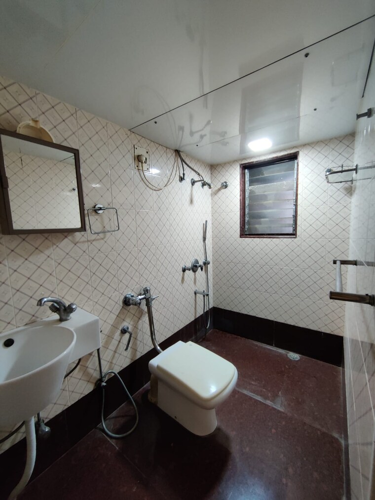 Bathroom, bandra west 3 Bedroom 1100 Sq.Ft. Apartment In Bandra West Mumbai 9500285