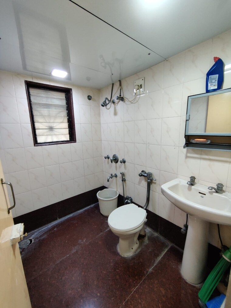Attached Bathroom, bandra west 3 Bedroom 1100 Sq.Ft. Apartment In Bandra West Mumbai 9500285