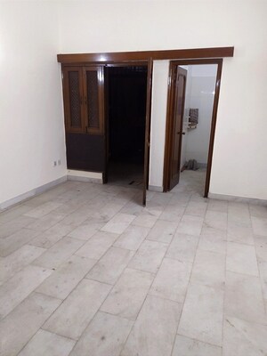 Master Bedroom in 2 BHK Builder Floor at Chittaranjan Park – for Rent