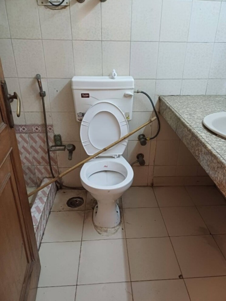 Attached Bathroom, chittaranjan park 2 Bedroom 1100 Sq.Ft. Builder Floor In Chittaranjan Park Delhi 9500303