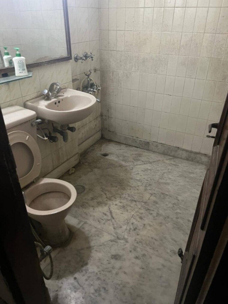 Attached Bathroom, chittaranjan park 2 Bedroom 1100 Sq.Ft. Builder Floor In Chittaranjan Park Delhi 9500303
