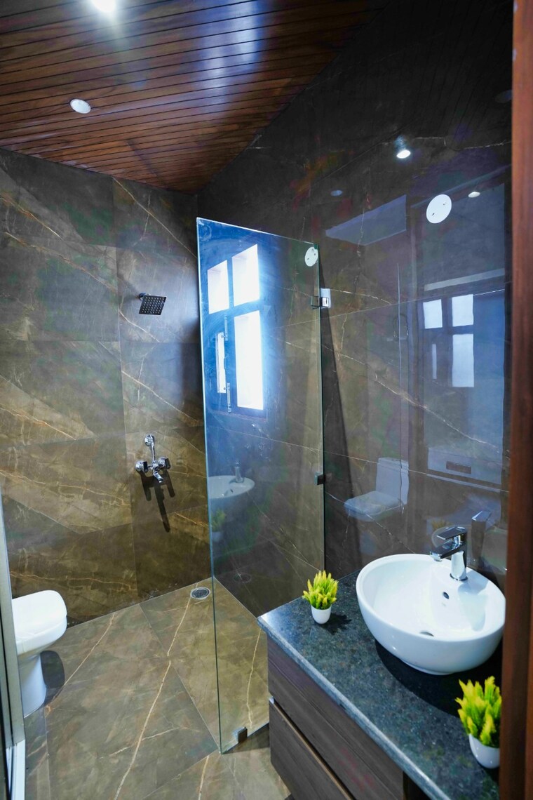 Bathroom, metro-spanish-villas 5 Bedroom 3950 Sq.Ft. Apartment In Patiala Road Zirakpur 9500304