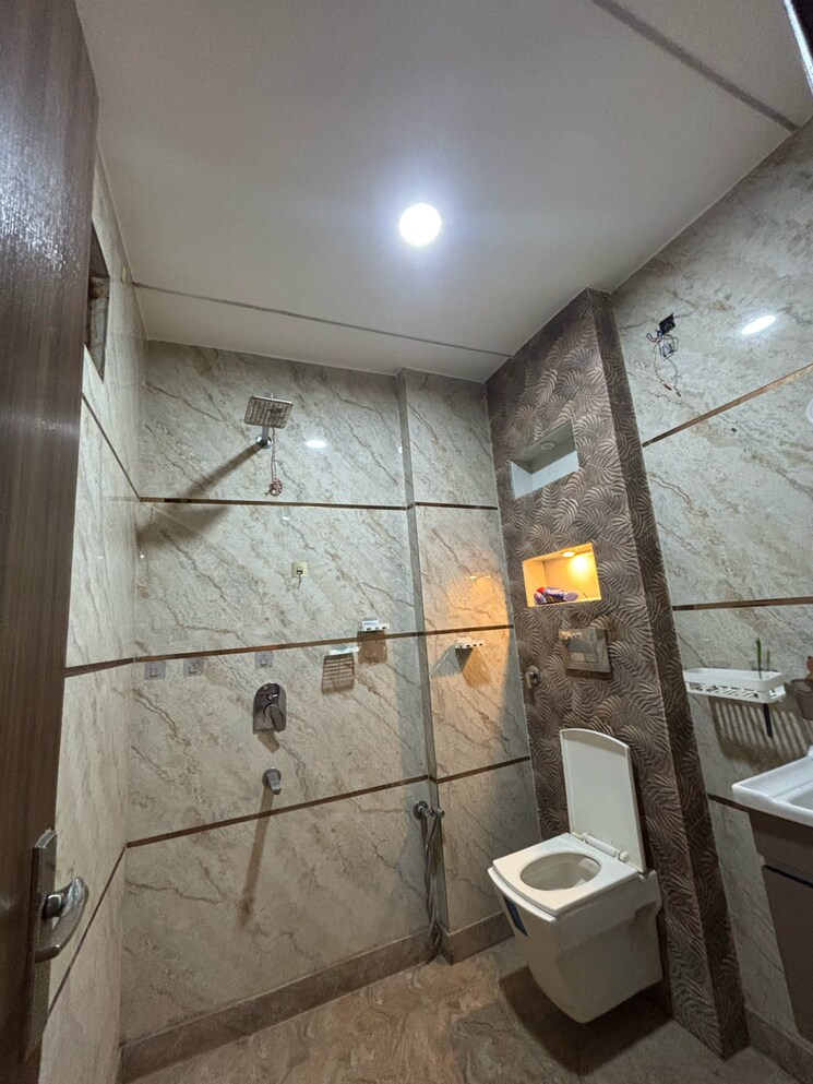 Bathroom, dwarka mor 3 Bedroom 1150 Sq.Ft. Builder Floor In Dwarka Mor Delhi 9500305