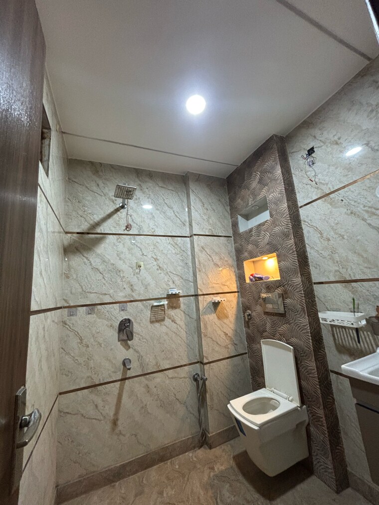 Bathroom, dwarka mor 3 Bedroom 1150 Sq.Ft. Builder Floor In Dwarka Mor Delhi 9500305
