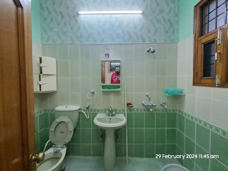 Bathroom, pir machalla 3 Bedroom 122 Sq.Yd. Apartment In Pir Machalla Zirakpur 9500333
