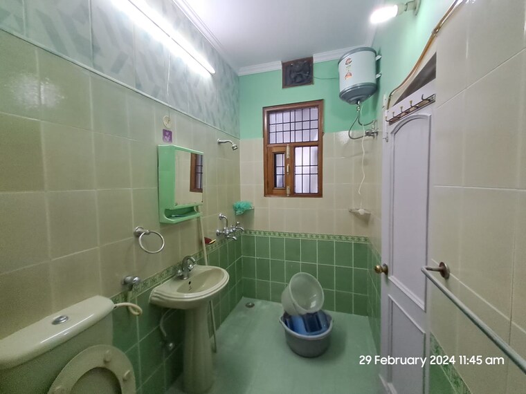 Bathroom, pir machalla 3 Bedroom 122 Sq.Yd. Apartment In Pir Machalla Zirakpur 9500333