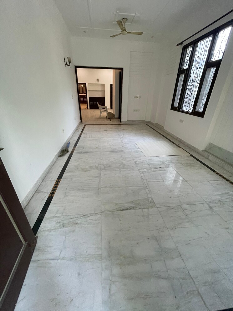 Room, lajpat nagar i 1 RK 100 Sq.Yd. Builder Floor In Lajpat Nagar I Delhi 9500345