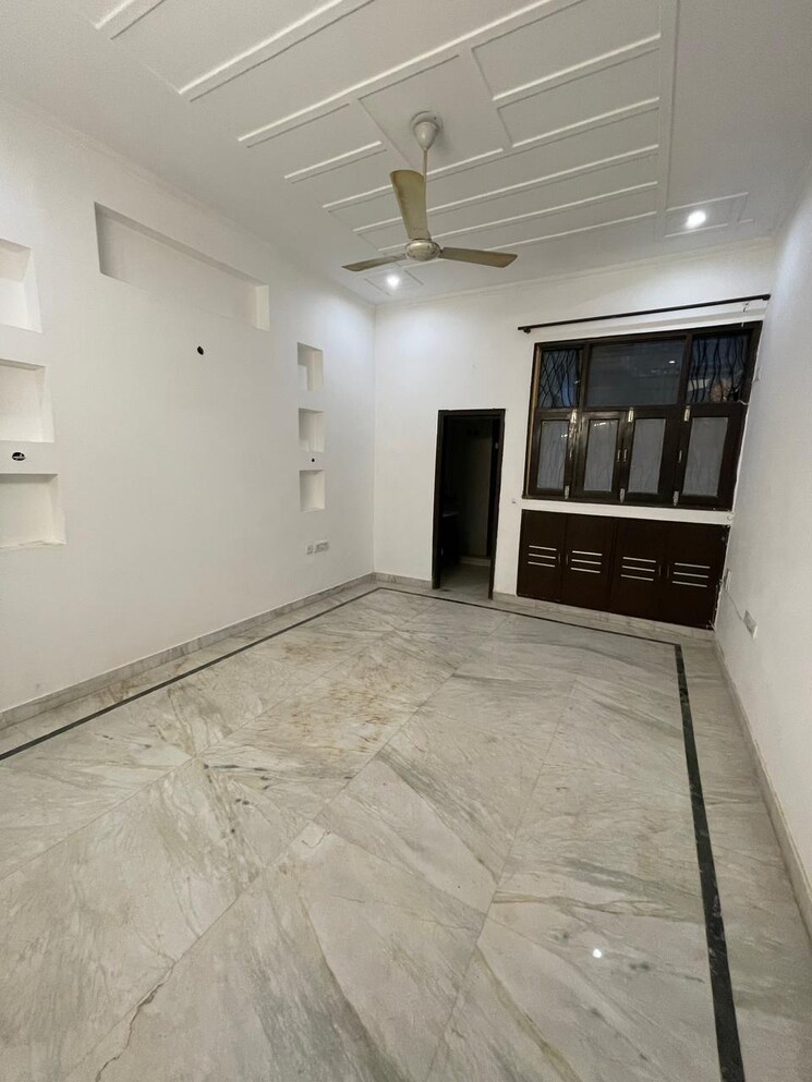 Room, lajpat nagar i 2 Bedroom 100 Sq.Yd. Builder Floor In Lajpat Nagar I Delhi 9500381