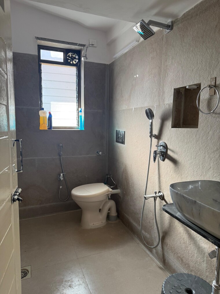 Bathroom, horizon-chs 2 Bedroom 750 Sq.Ft. Apartment In Andheri West Mumbai 9500511