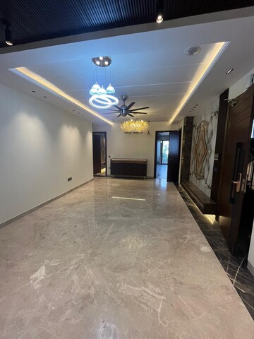 Room in 5 BHK Builder Floor at DLF City Phase IV, Dlf Phase iv – for Rent