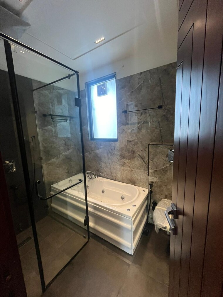 Bathroom, dlf-city-phase-iv 5 Bedroom 360 Sq.Yd. Builder Floor In Dlf Phase iv Gurgaon 9500693