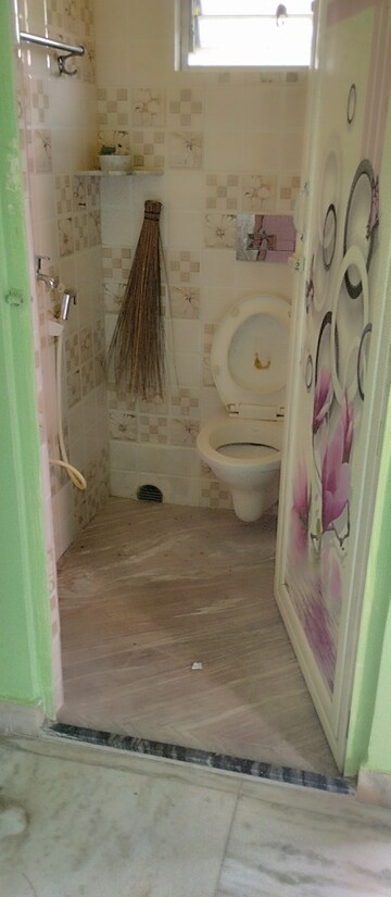 Bathroom in 3 BHK Apartment at Kolkatta Gpo – for Rent