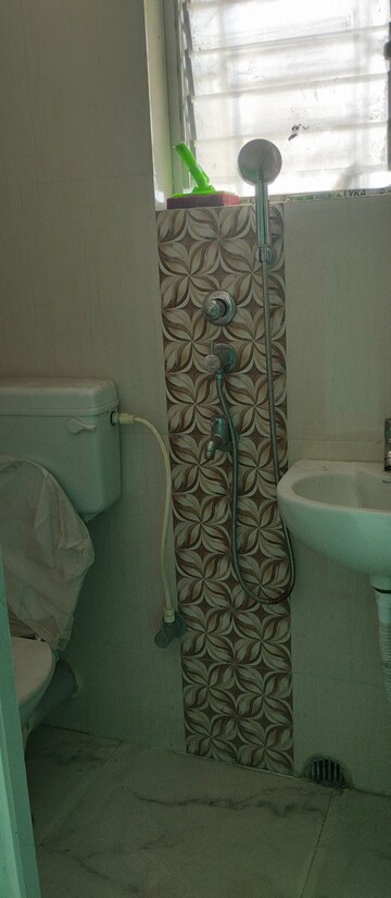 Bathroom in 3 BHK Apartment at Kolkatta Gpo – for Rent