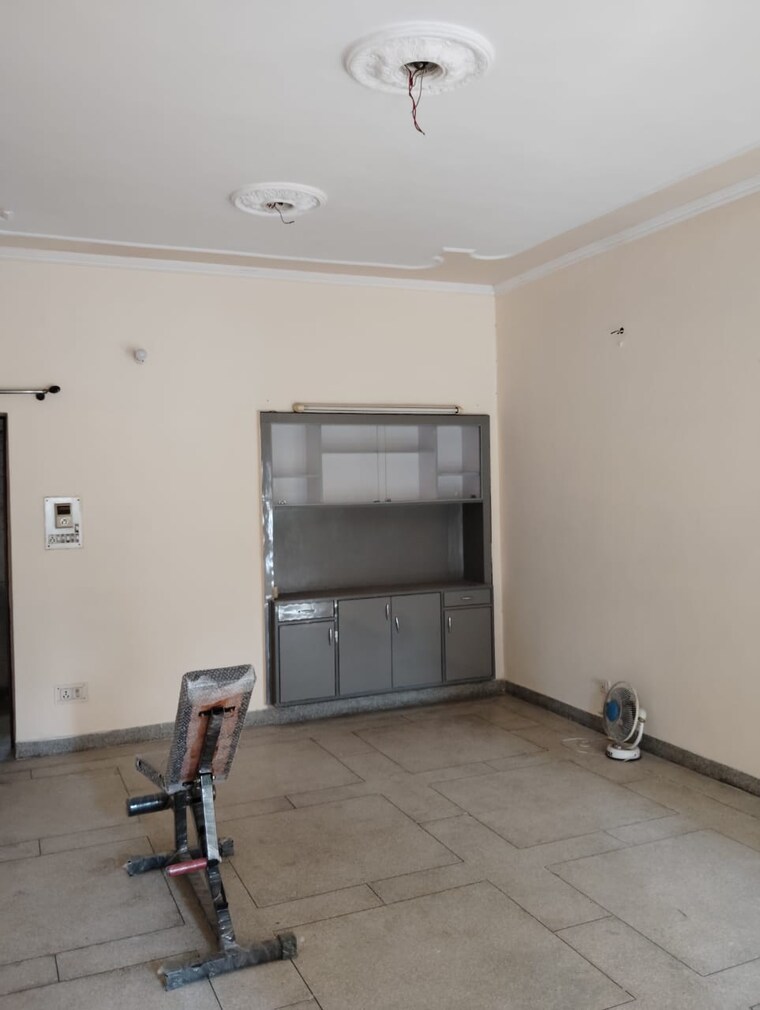 Room, sector 14 3 Bedroom 3150 Sq.Ft. Independent House In Sector 14 Faridabad 9500744