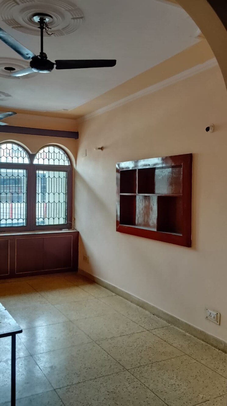 Room, sector 14 3 Bedroom 3150 Sq.Ft. Independent House In Sector 14 Faridabad 9500744
