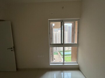 Room in 2 BHK Apartment at Godrej Green Vistas, Mahalunge – for Rent