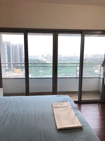 Room in 4 BHK Apartment at Amanora Neo Towers, Hadapsar – for Rent