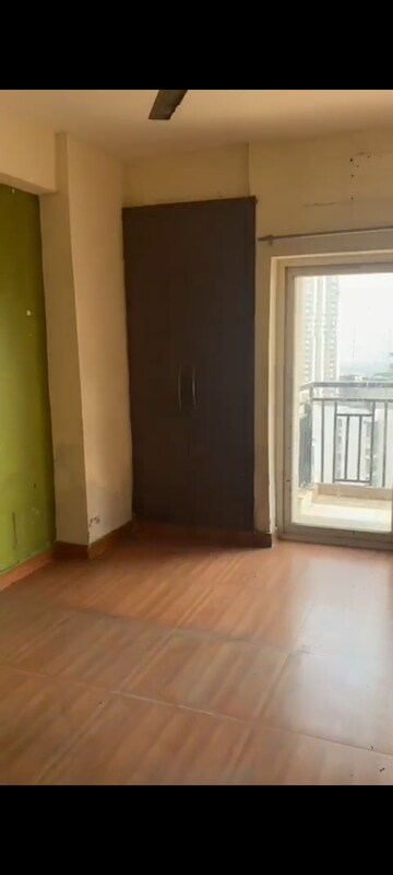 Room in 3 BHK Apartment at Galaxy North Avenue ll, Gaur City 2 – for Rent