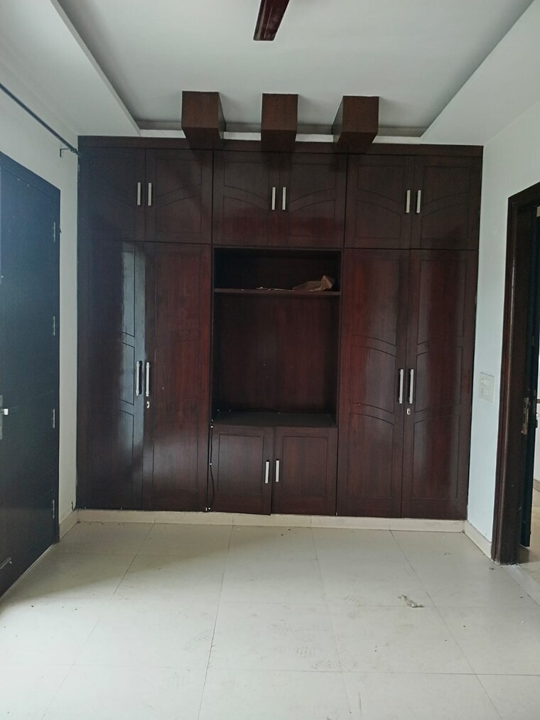 Room, mall-fifty-one 3 Bedroom 260 Sq.Yd. Builder Floor In Sector 51 Gurgaon 9500950