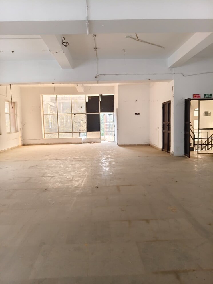 Room, sector 63 Commercial Warehouse 4500 Sq.Ft. In Sector 63 Noida 9500936