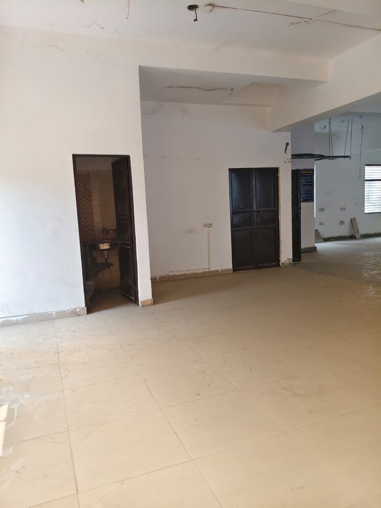 Room, sector 63 Commercial Warehouse 4500 Sq.Ft. In Sector 63 Noida 9500936