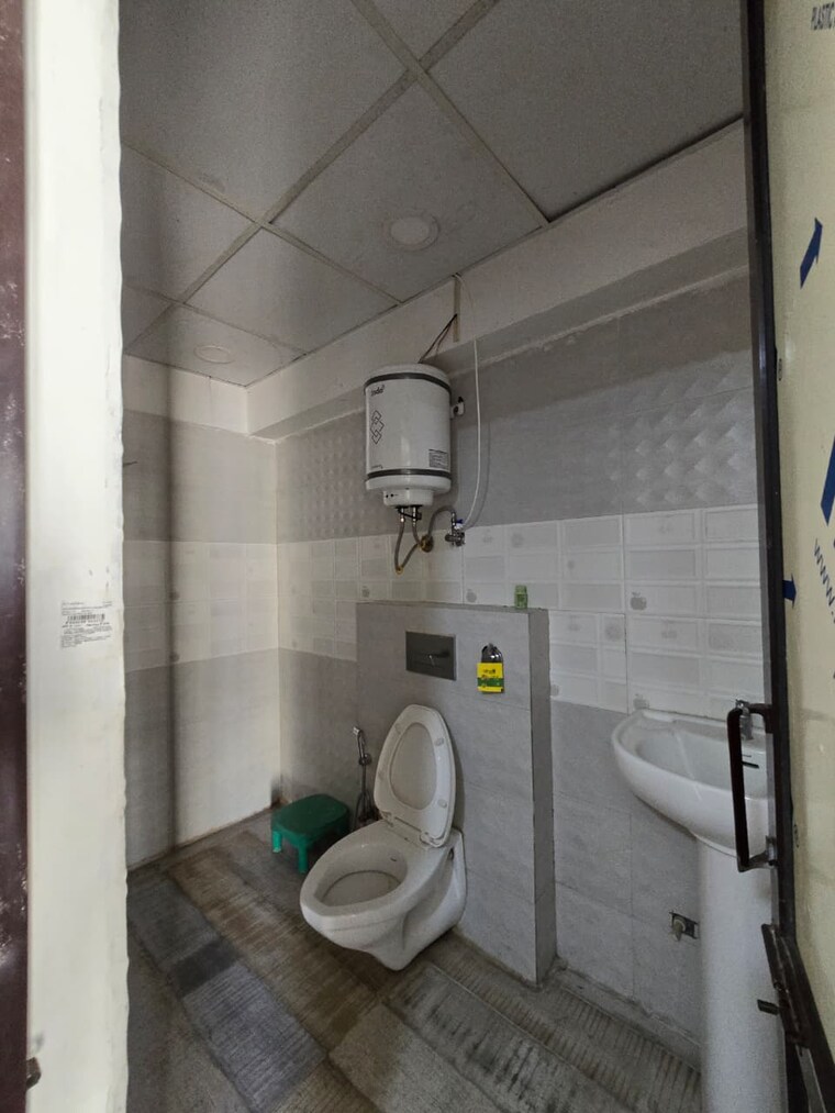 Bathroom, chandigarh-citi-center 1 Bedroom 500 Sq.Ft. Apartment In Vip Road Zirakpur 9500967