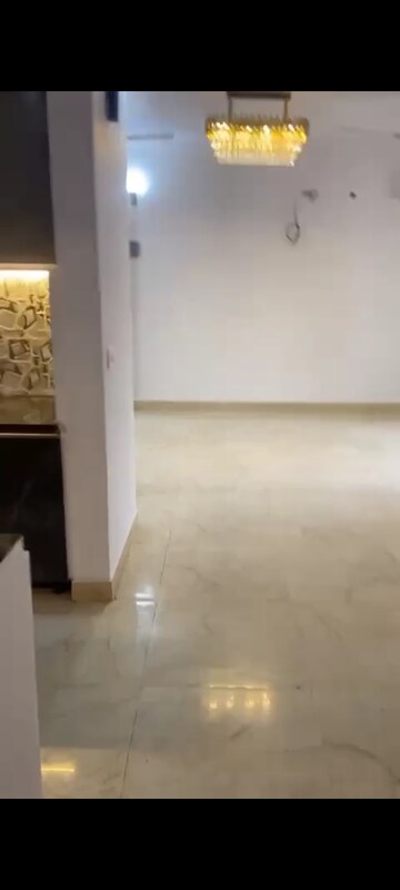 Room in 4 BHK Apartment at Spring Meadows, Tech Zone 4 Greater Noida – for Rent