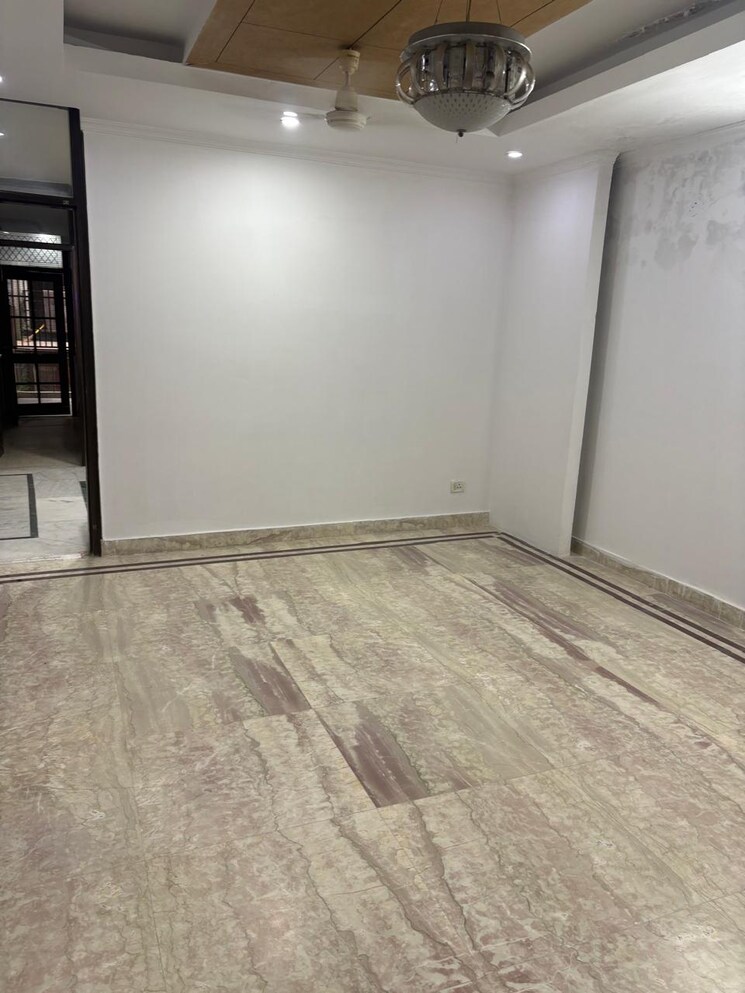 Room, lajpat nagar 4 2 Bedroom 100 Sq.Yd. Builder Floor In Lajpat Nagar 4 Delhi 9501165