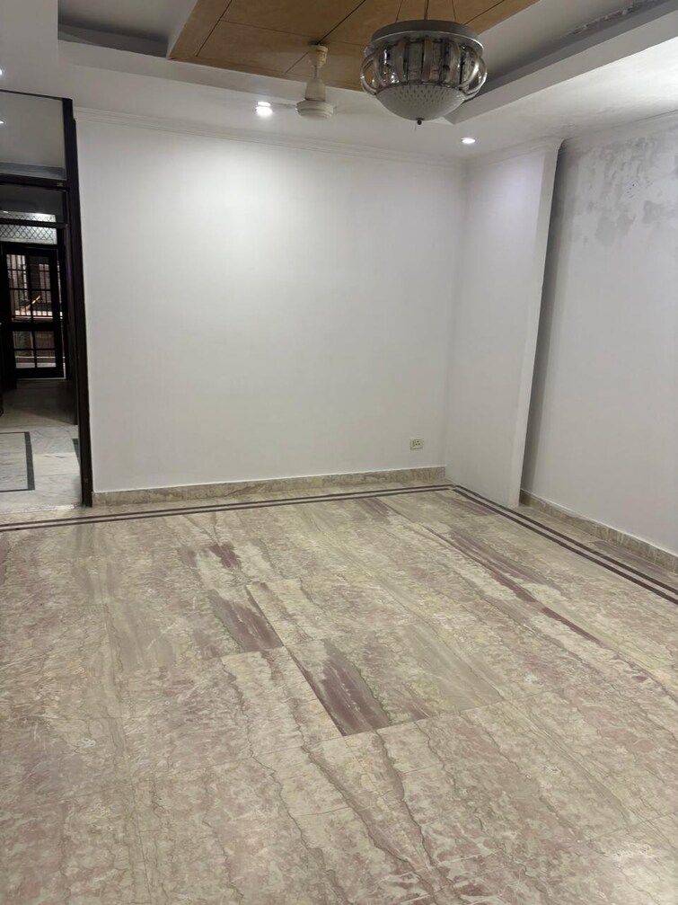 Room, lajpat nagar 4 2 Bedroom 100 Sq.Yd. Builder Floor In Lajpat Nagar 4 Delhi 9501165