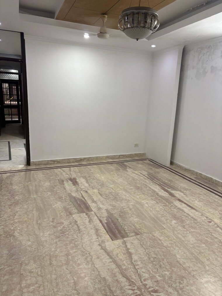 Room, lajpat nagar 4 2 Bedroom 100 Sq.Yd. Builder Floor In Lajpat Nagar 4 Delhi 9501165