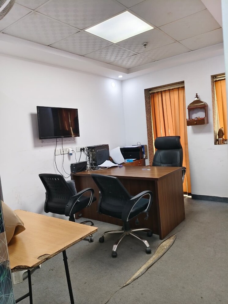 Living Room, sector 63 Commercial Office Space 1000 Sq.Ft. In Sector 63 Noida 9501200