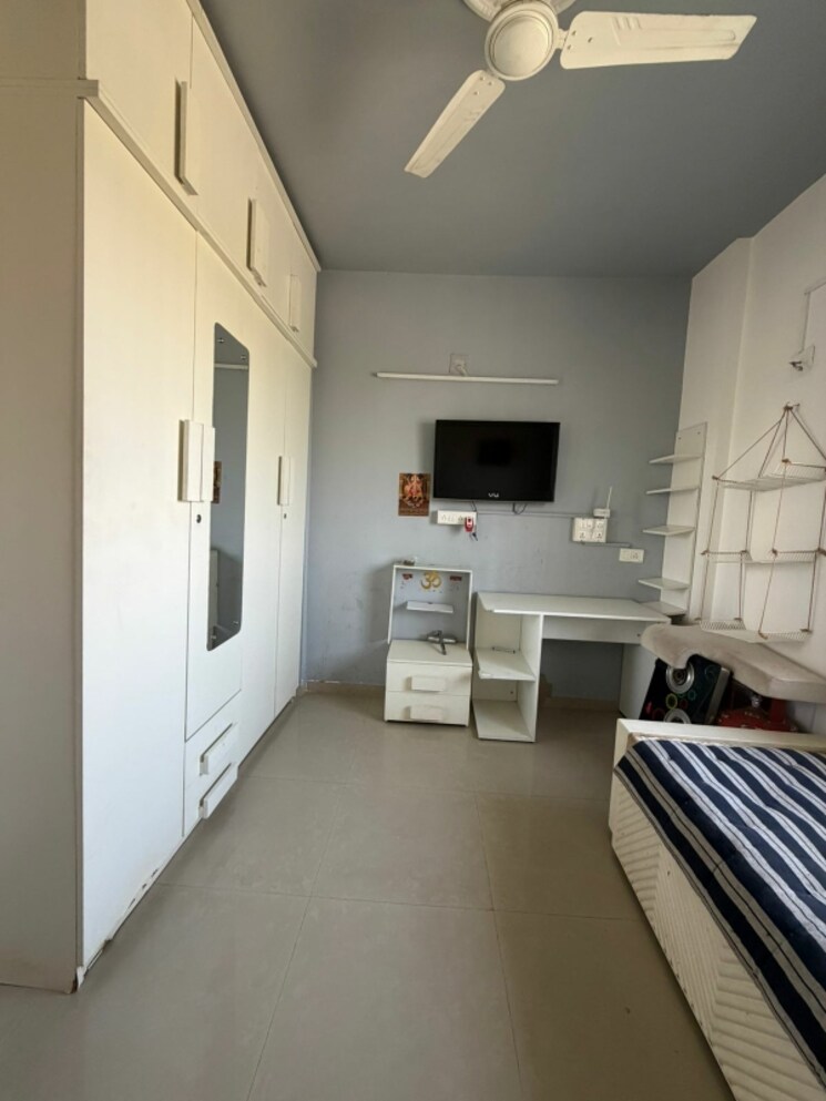 Room, near vaishno devi circle on sg highway 2 Bedroom 1008 Sq.Ft. Apartment In Near Vaishno Devi Circle On Sg Highway Ahmedabad 9501257