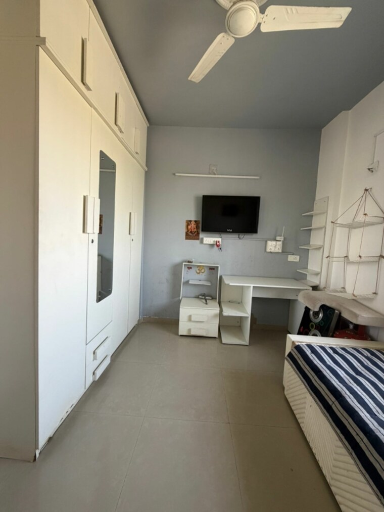 Room, near vaishno devi circle on sg highway 2 Bedroom 1008 Sq.Ft. Apartment In Near Vaishno Devi Circle On Sg Highway Ahmedabad 9501257