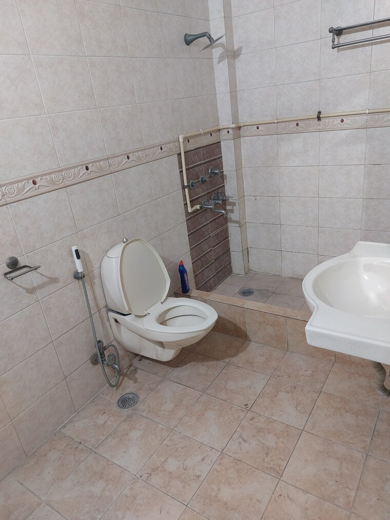 Bathroom, gujranwala town 6 Bedroom 2800 Sq.Ft. Penthouse In Gujranwala Town Delhi 9501328