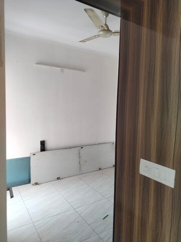 Room in 4 BHK Apartment at Gaur Atulyam, Omicron I Greater Noida – for Rent