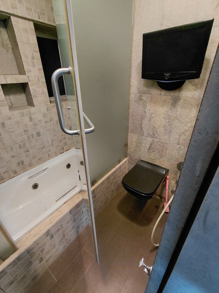 Bathroom, beachwood-tower 2 Bedroom 1000 Sq.Ft. Apartment In Andheri West Mumbai 9501348