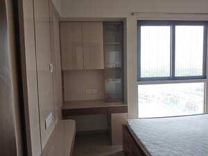 Room in 2 BHK Apartment at Piramal Vaikunth, Balkum Pada – for Rent