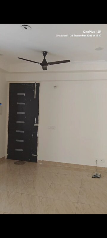 Room in 2 BHK Apartment at Gaur City 2 - 14th Avenue, Sector 16c Greater Noida – for Rent