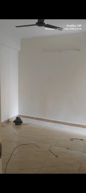 Room in 2 BHK Apartment at Gaur City 2 - 14th Avenue, Sector 16c Greater Noida – for Rent