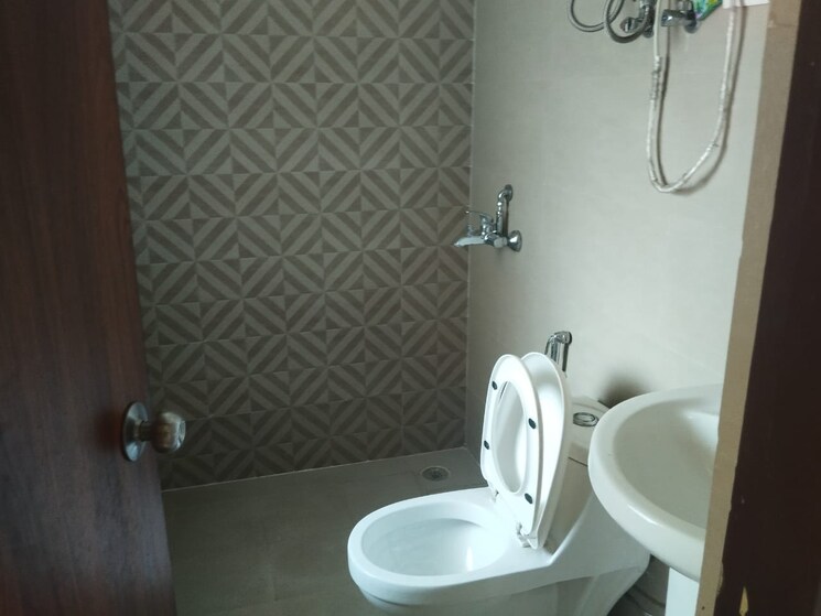 Bathroom, vvip-homes 3 Bedroom 1490 Sq.Ft. Apartment In Gaur City 2 Greater Noida 9501376
